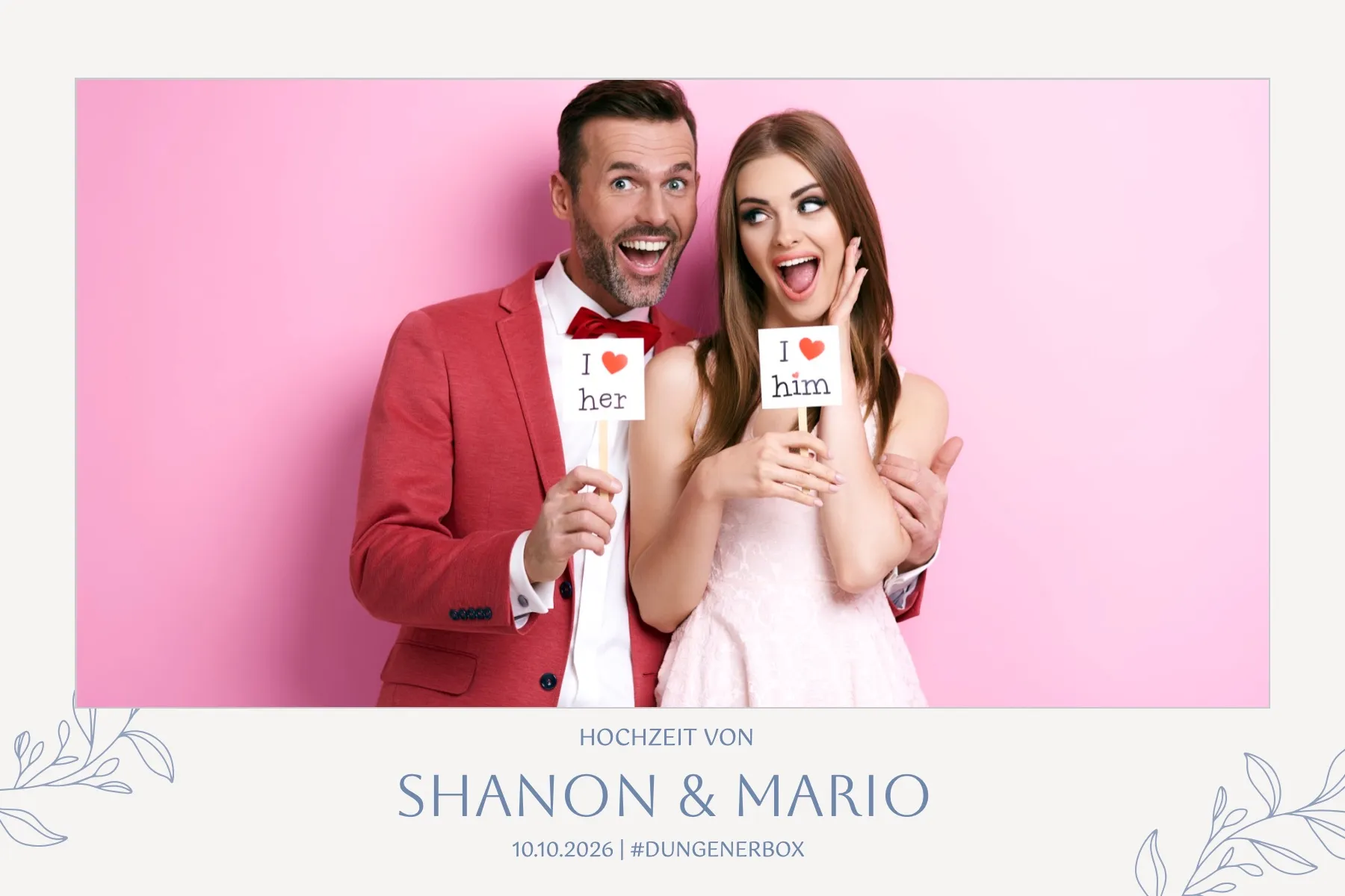 Fotobox Layout Hochzeit Modern Rosa im Standard-Format – Rosafarbener Hintergrund mit blauen Blattmotiven für eine moderne Hochzeit