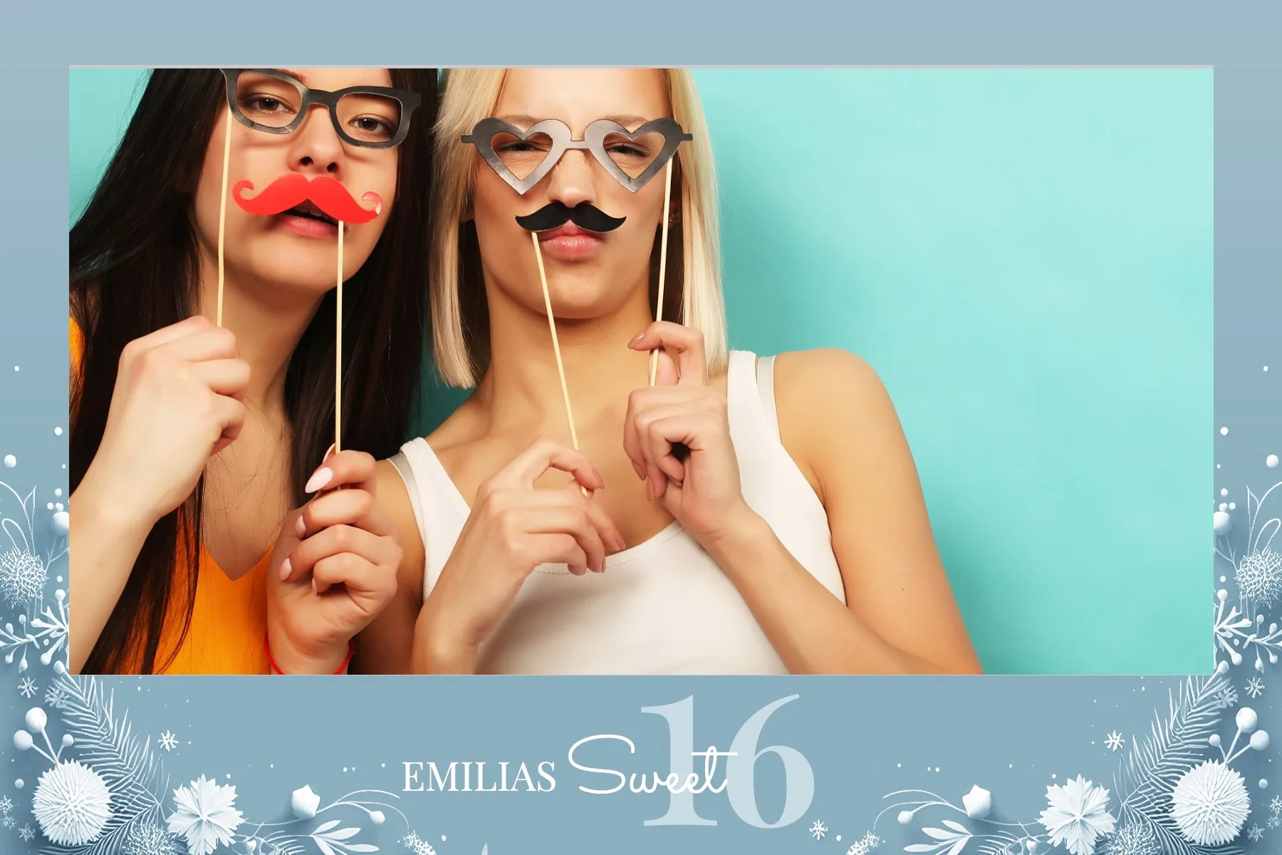Fotobox Layout Eisblau Winterblüte im Standard-Format – Zartes Eisblau-Design mit floralen Schneekristallen – perfekt für winterliche Geburtstagsfeiern