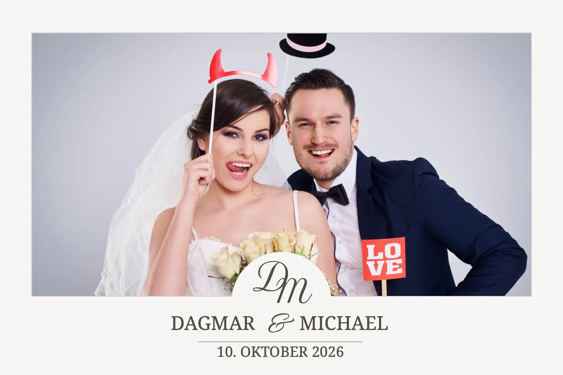 Fotobox Layout Hochzeit Formal im Standard-Format – Schlichtes Grau-Design mit Monogramm-Initialen für eine formelle Hochzeitsfeier